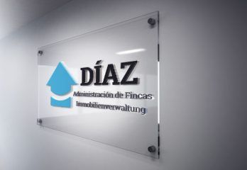 Placa con el logo de Díaz Administradores